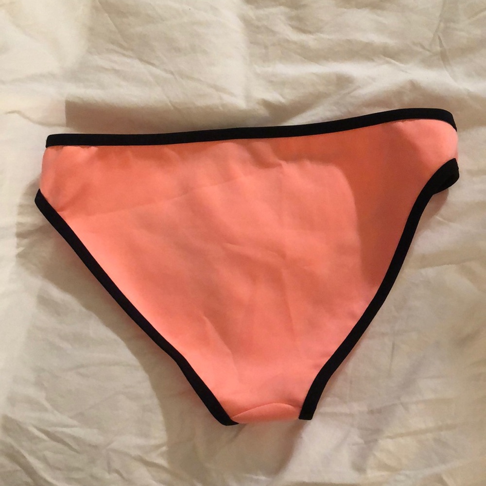 Bikini - Picture 5 of 7